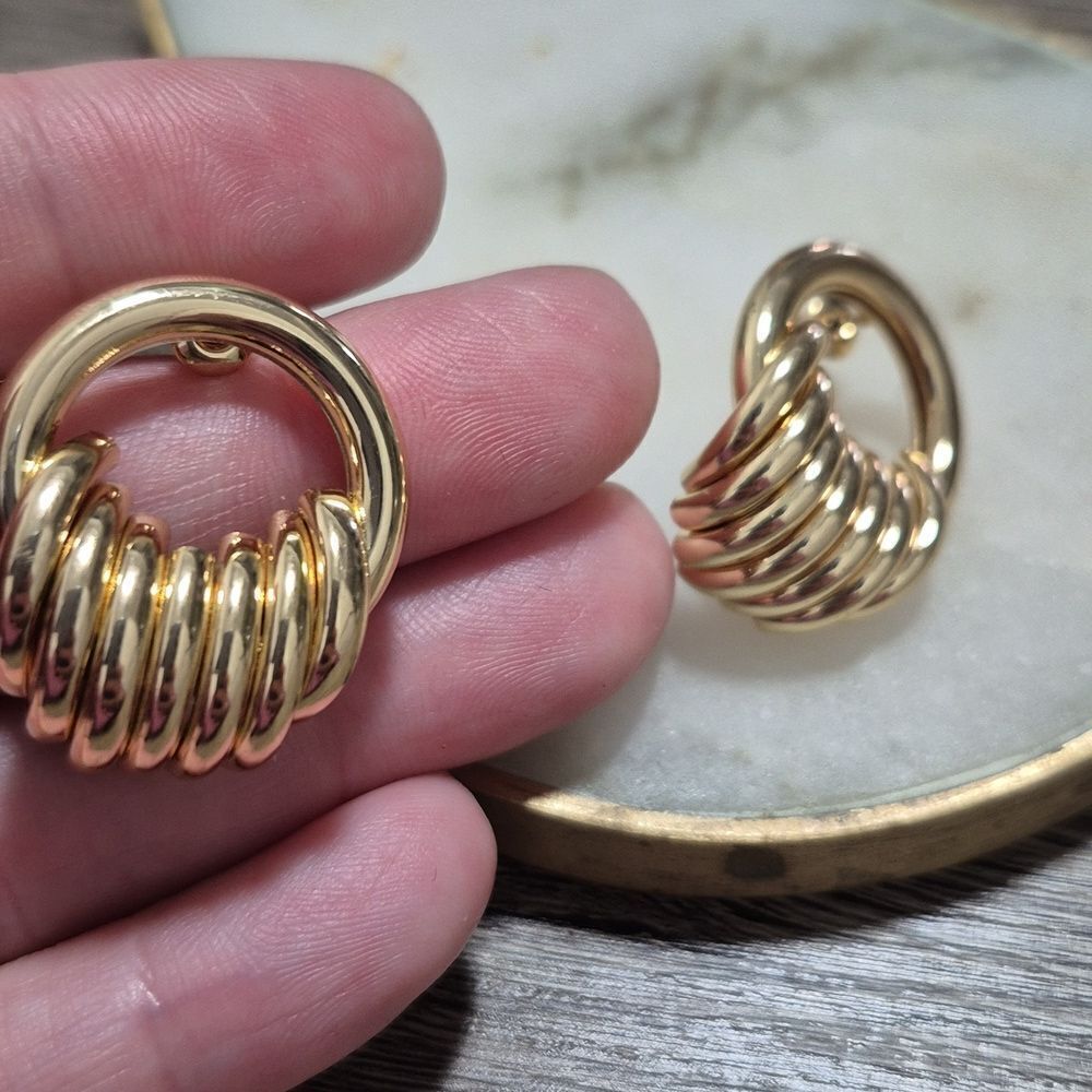 💥$5 BUNDLED💥Gold Tone Hoop Jewelry w Vertical Bar Accents